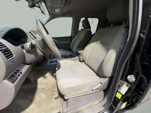 Used 2018 Nissan Frontier SV image 15