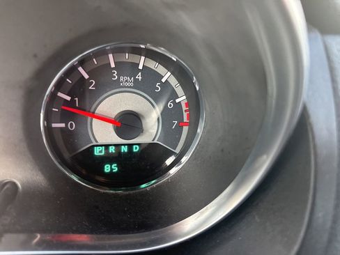 Used 2011 Chrysler 200 Limited image 3