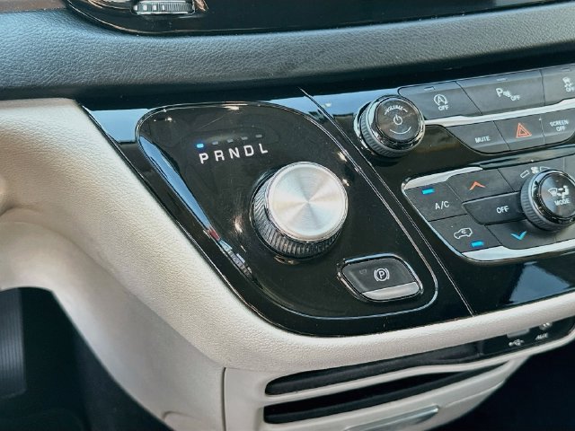 Used 2018 Chrysler Pacifica Touring-L w/ Tire & Wheel Group FWD image 16