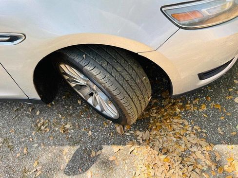 Used 2013 Ford Taurus Limited image 11