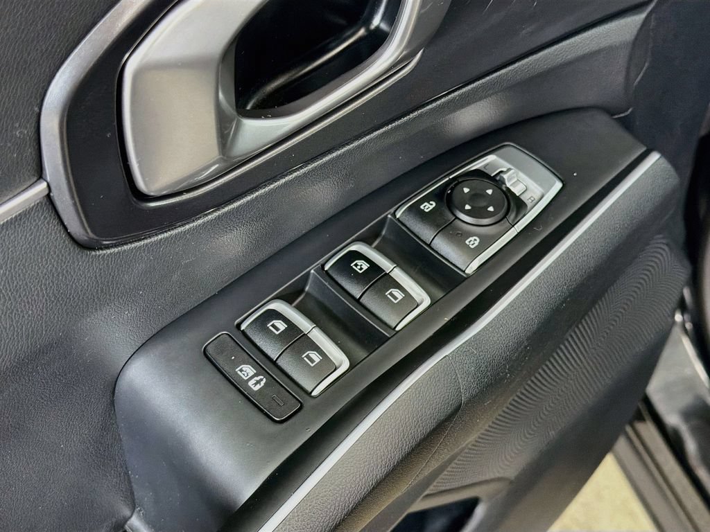 Used 2023 Kia Sorento LX FWD image 18