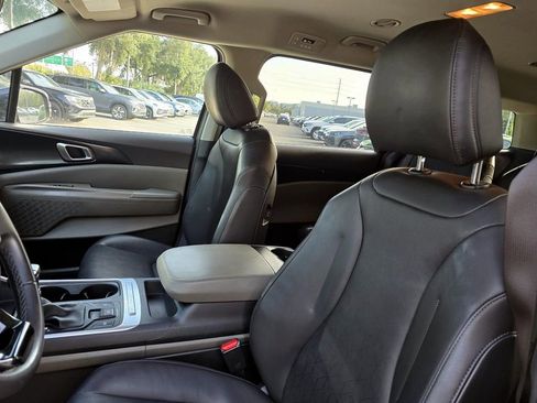 Used 2025 Kia Carnival FWD image 19