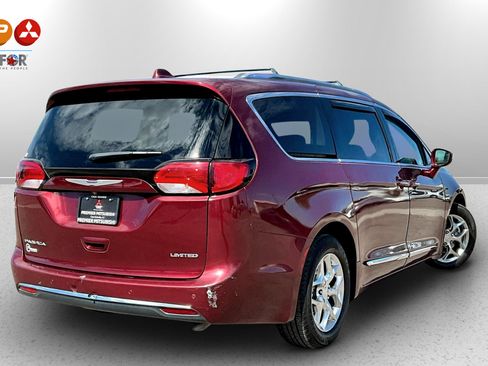 Used 2019 Chrysler Pacifica Limited image 2