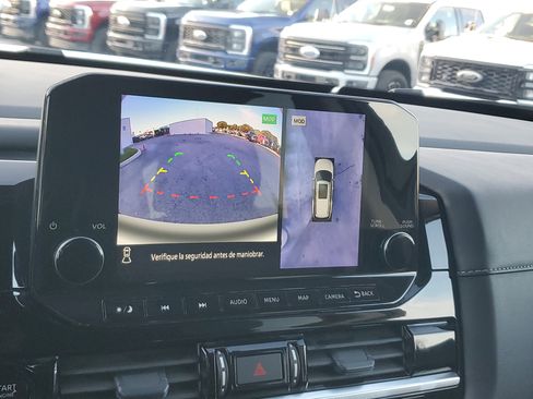 Used 2025 Nissan Pathfinder SL image 11