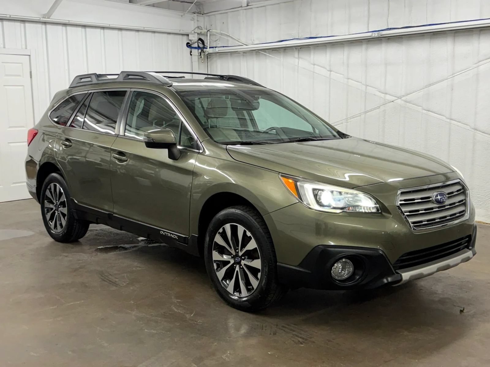 Used 2017 Subaru Outback 2.5i Limited AWD/4WD image 1