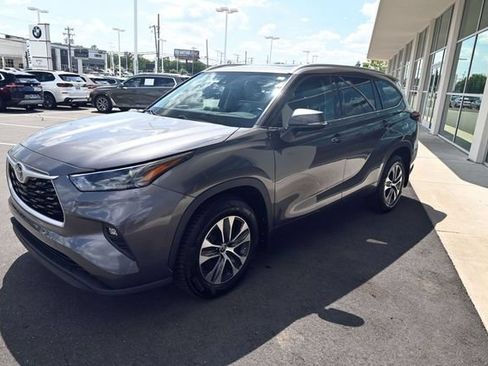 Used 2022 Toyota Highlander XLE AWD/4WD image 17
