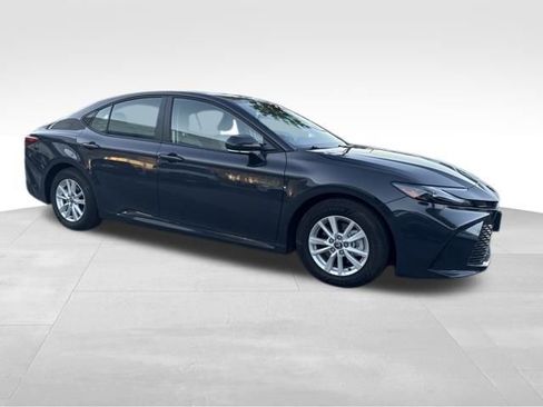 Used 2025 Toyota Camry LE image 7