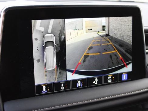 Used 2023 GMC Yukon SLT w/ SLT Premium Package image 9