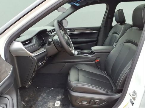 New 2025 Jeep Grand Cherokee Limited w/ Trailer Tow Package image 16