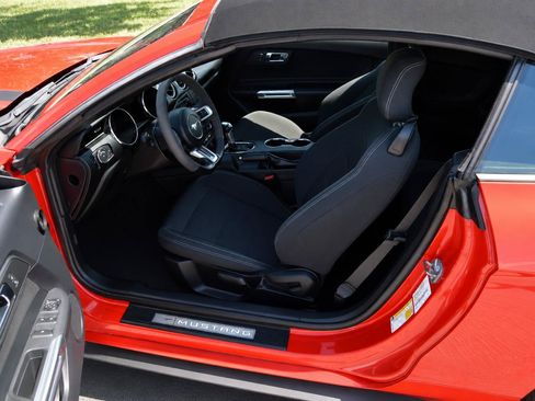 Used 2015 Ford Mustang Convertible RWD image 11