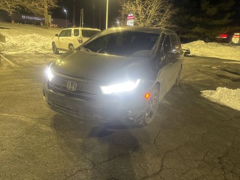 Used 2023 Honda Odyssey Sport image 2