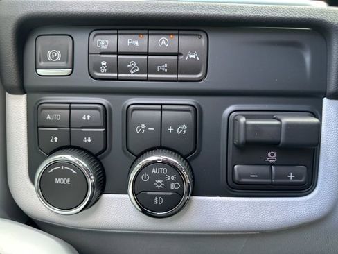 New 2025 Chevrolet Suburban Premier image 32