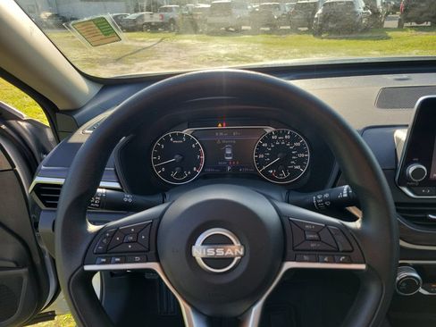 Used 2024 Nissan Altima 2.5 SV FWD image 25