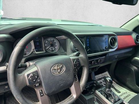 Used 2018 Toyota Tacoma SR5 RWD image 9
