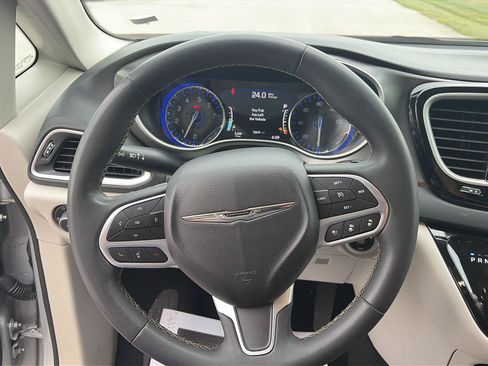 Used 2024 Chrysler Pacifica Touring-L FWD image 20