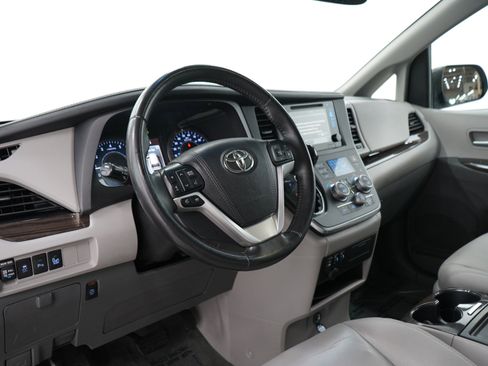 Used 2017 Toyota Sienna XLE w/ XLE Navigation Package FWD image 27