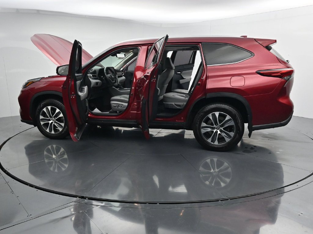 Used 2023 Toyota Highlander XLE AWD/4WD image 42
