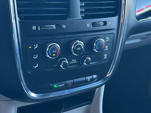 Used 2017 Dodge Grand Caravan SXT FWD image 18