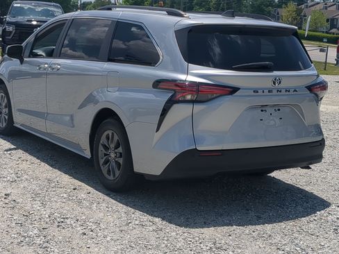 Used 2021 Toyota Sienna XLE FWD image 8