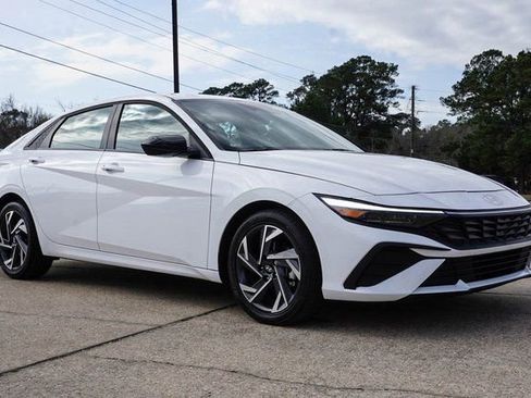 Used 2025 Hyundai Elantra Sport image 2