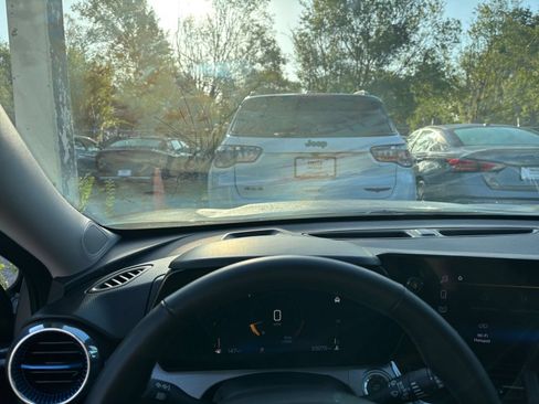 Used 2025 Chevrolet Trax LT w/ LT Convenience Package FWD image 33