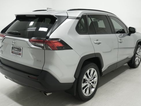 Used 2021 Toyota RAV4 XLE Premium FWD image 4