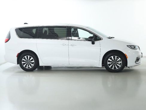 Used 2024 Chrysler Pacifica Select image 11