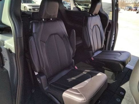 New 2026 Chrysler Pacifica Select AWD/4WD image 10