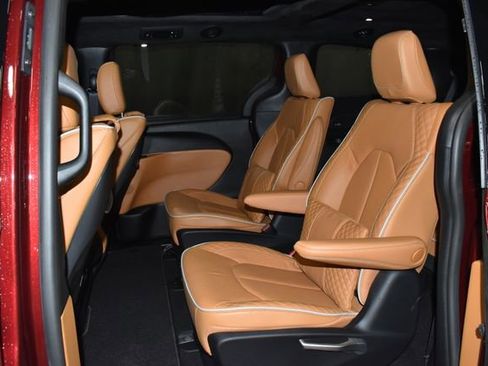 Certified 2023 Chrysler Pacifica Pinnacle image 32