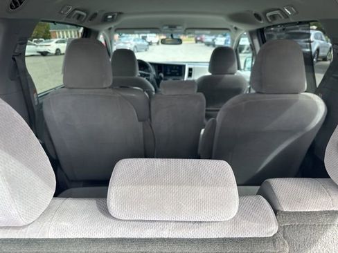 Used 2017 Toyota Sienna LE image 18