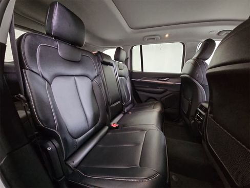 Used 2023 Jeep Grand Cherokee Limited image 21