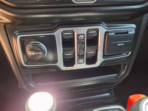 Used 2019 Jeep Wrangler Unlimited Sahara AWD/4WD image 10
