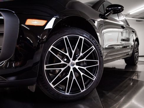Certified 2025 Porsche Macan AWD/4WD image 12