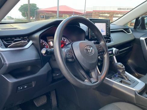Used 2021 Toyota RAV4 LE FWD image 9