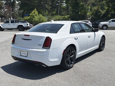 Used 2022 Chrysler 300 Touring w/ Sport Appearance Package RWD image 16