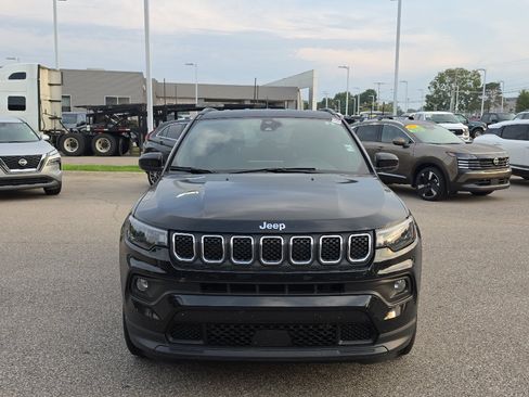 Used 2023 Jeep Compass Latitude AWD/4WD image 2