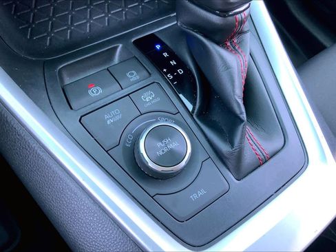 Used 2022 Toyota RAV4 SE w/ Weather & Moonroof Package image 32