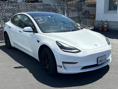 Used 2023 Tesla Model 3 Standard Range RWD image 2