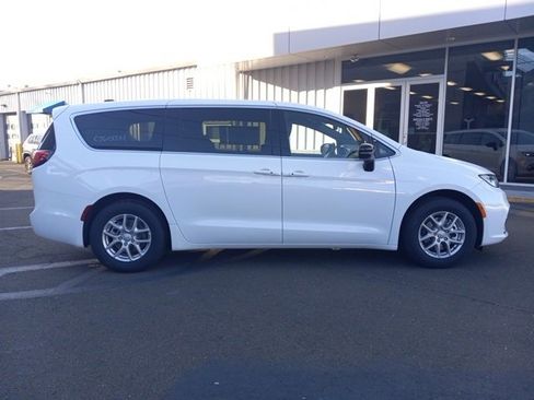 New 2026 Chrysler Pacifica Select image 17