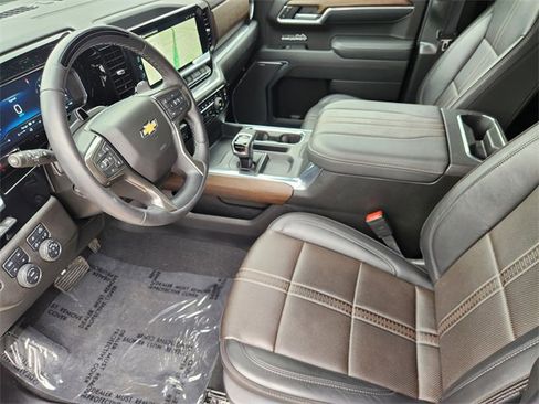 Used 2025 Chevrolet Silverado 1500 High Country w/ High Country Premium Package AWD/4WD image 4