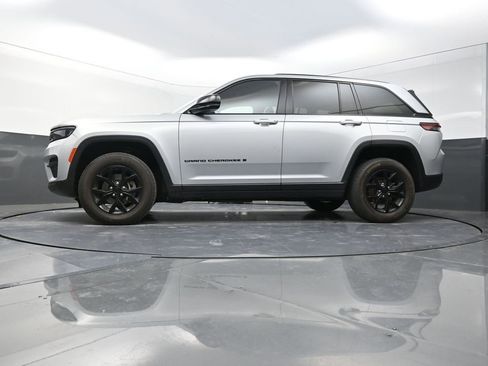 Used 2024 Jeep Grand Cherokee Altitude image 24