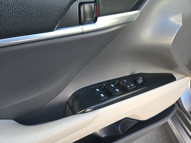 Used 2018 Toyota Camry SE w/ Convenience Package FWD image 15