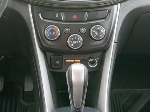 Used 2022 Chevrolet Trax LT w/ LT Convenience Package image 16