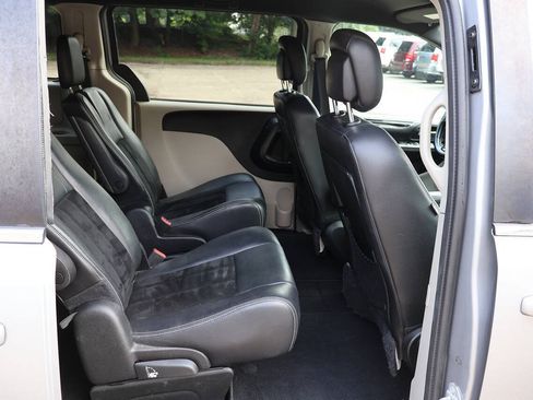 Used 2017 Dodge Grand Caravan SXT FWD image 19