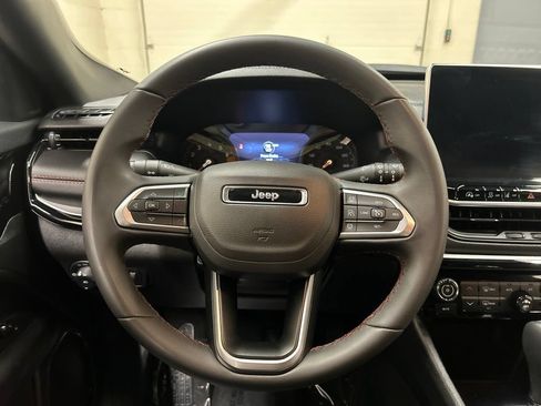 Used 2025 Jeep Compass Trailhawk AWD/4WD image 17