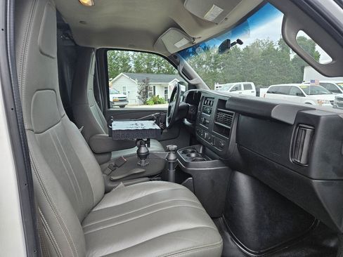 Used 2017 Chevrolet Express 2500 RWD image 30