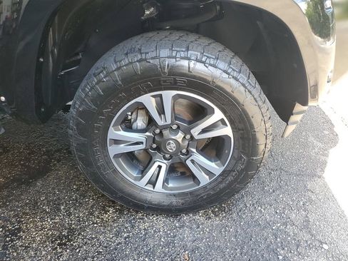 Used 2017 Toyota Tacoma TRD Sport w/ Tow Package RWD image 9