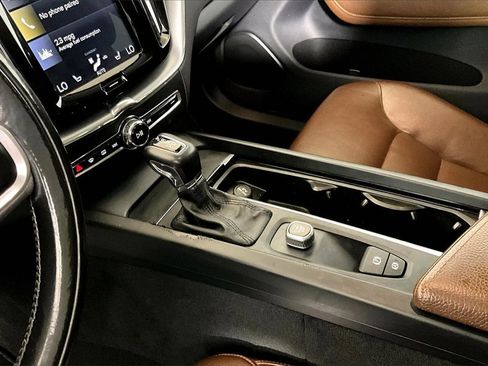 Used 2018 Volvo XC60 T5 Momentum w/ Vision Package image 13