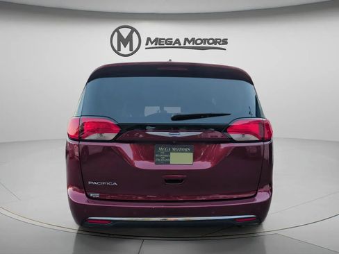 Used 2020 Chrysler Pacifica Touring-L image 6