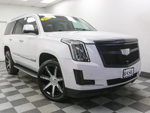 Used 2017 Cadillac Escalade Luxury image 2